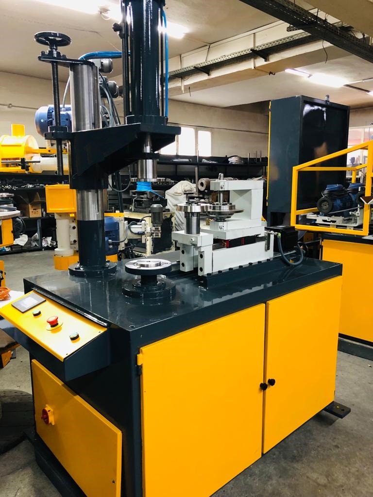 Máquina de aparagem e curvatura combinada automática