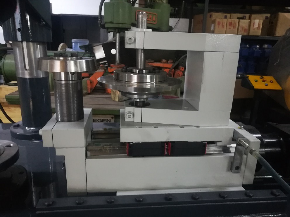 Máquina de aparagem e flangeamento de bordas hidráulica