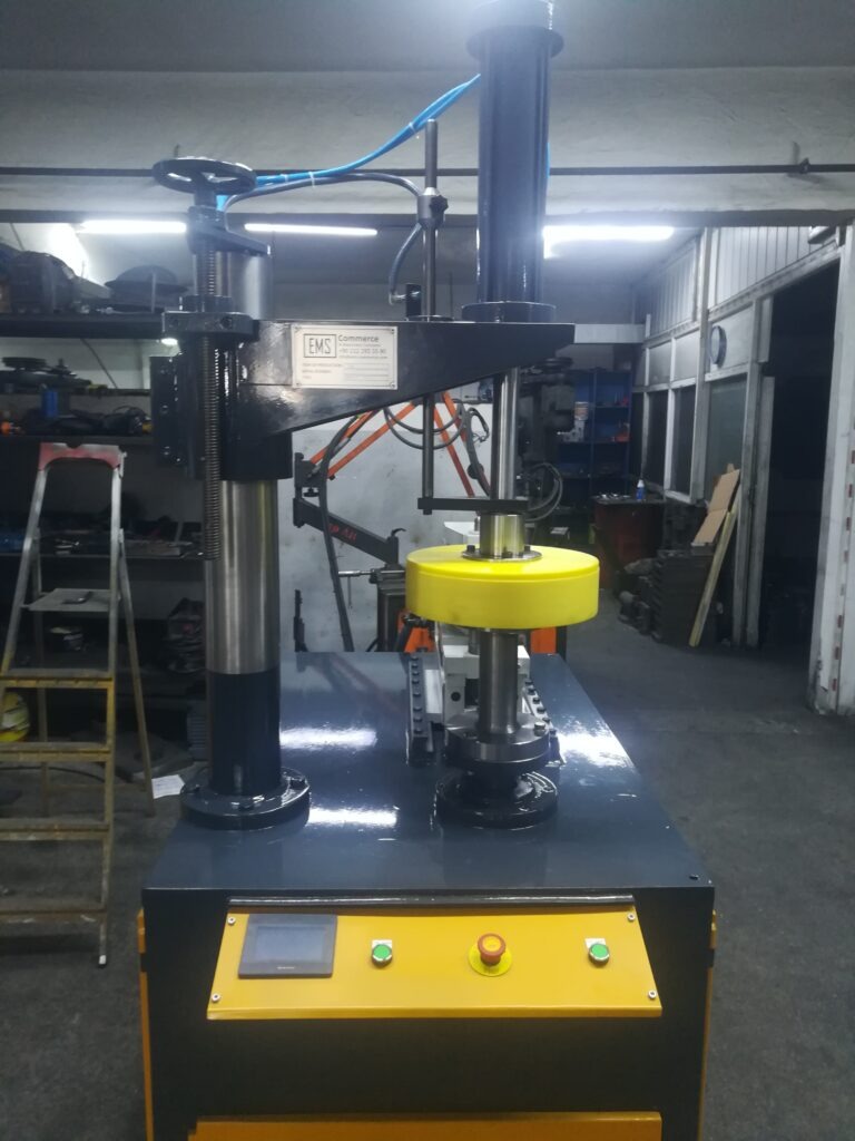 Máquina de Corte e Curvatura de Bordas de Chapas Metálicas