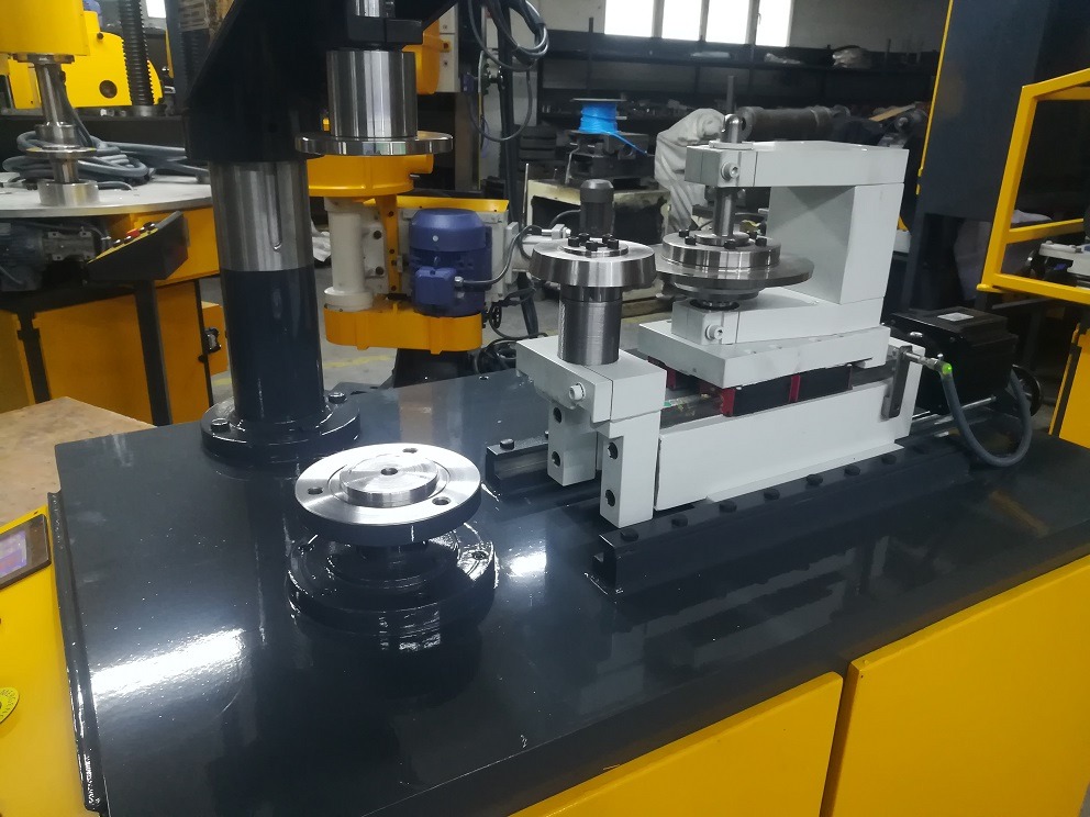 Máquina de Corte e Curvatura de Bordas de Chapas Metálicas